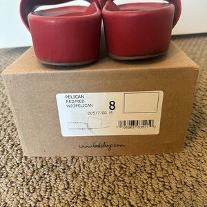 Beek Pelican Slides in red